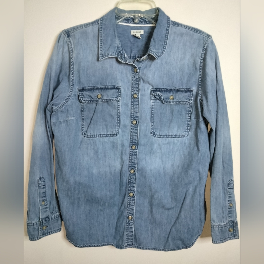 L.L. Bean (Size M) Light Blue Medium Wash 100% Cotton Button Down Front LS Shirt